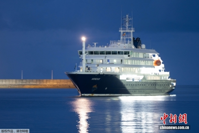 当地时间10日凌晨，涉汉坦病毒疫情邮轮“洪迪厄斯”号已在西班牙特内里费岛格拉纳迪利亚港水域抛锚停泊。
此前报道，当地时间6日，西班牙内政大臣马拉斯卡确认，西班牙将接收“洪迪厄斯”号邮轮。马拉斯卡在发布会上表示，是世界卫生组织要求该邮轮停靠在该国的加那利自治区。